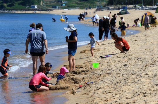 전국적으로 초여름 날씨를 보인 1일 속초해변을 찾은 어린이들이 물놀이하며 더위를 식히고 있다.